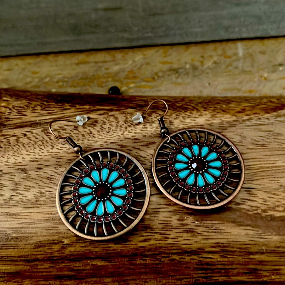 Cute metal dangle earrings brand new with bronze and turquoise color
